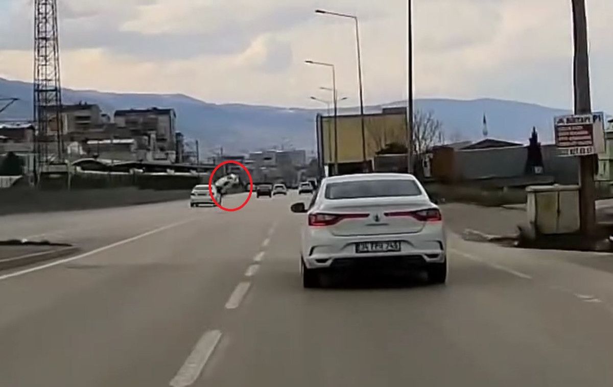 bursada metro hattinin duvarina carpan otomobilin kaza ani kamerada 0