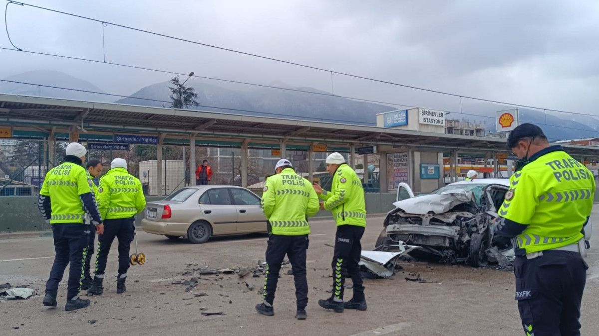 bursada metro hattinin duvarina carpan otomobilin kaza ani kamerada 1