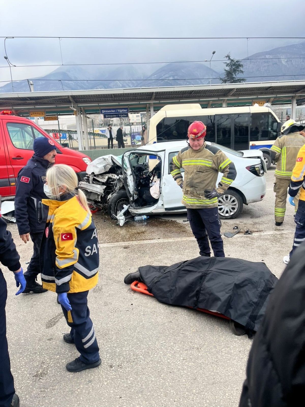 bursada metro hattinin duvarina carpan otomobilin kaza ani kamerada 2 wvVXbqHR