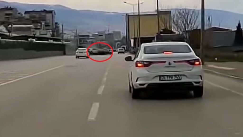 bursada metro hattinin duvarina carpan otomobilin kaza ani kamerada keYTib6m