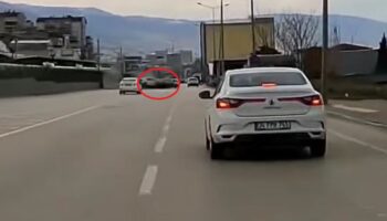 bursada metro hattinin duvarina carpan otomobilin kaza ani kamerada keYTib6m