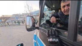 bursada minibus soforu hakareti duyunca kavgaya tutustu QLTdM1DF