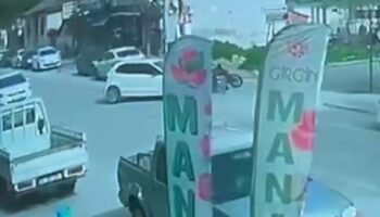 bursada otomobille carpisan motosikletli yaralandi mwzeYCyW