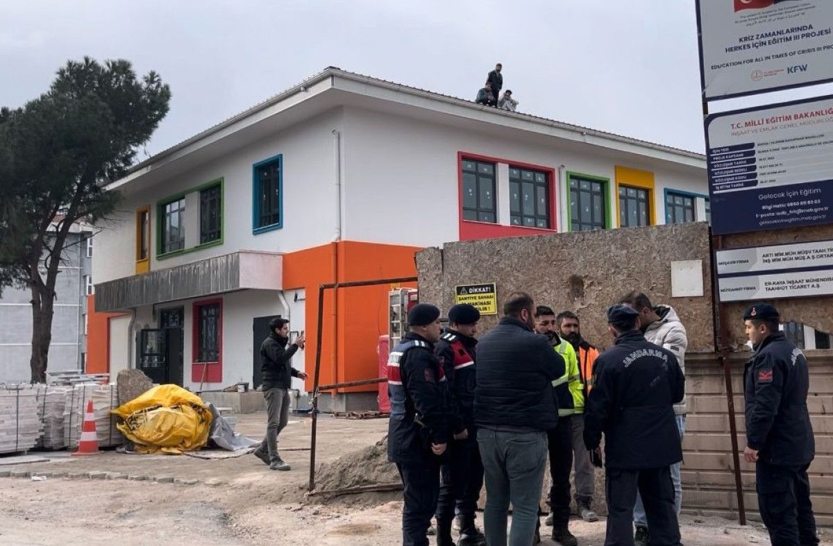 bursada paralarini alamayan isciler anaokulunun catisina cikti 0