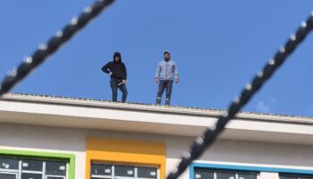 bursada paralarini alamayan isciler anaokulunun catisina cikti 5f9fzTO8