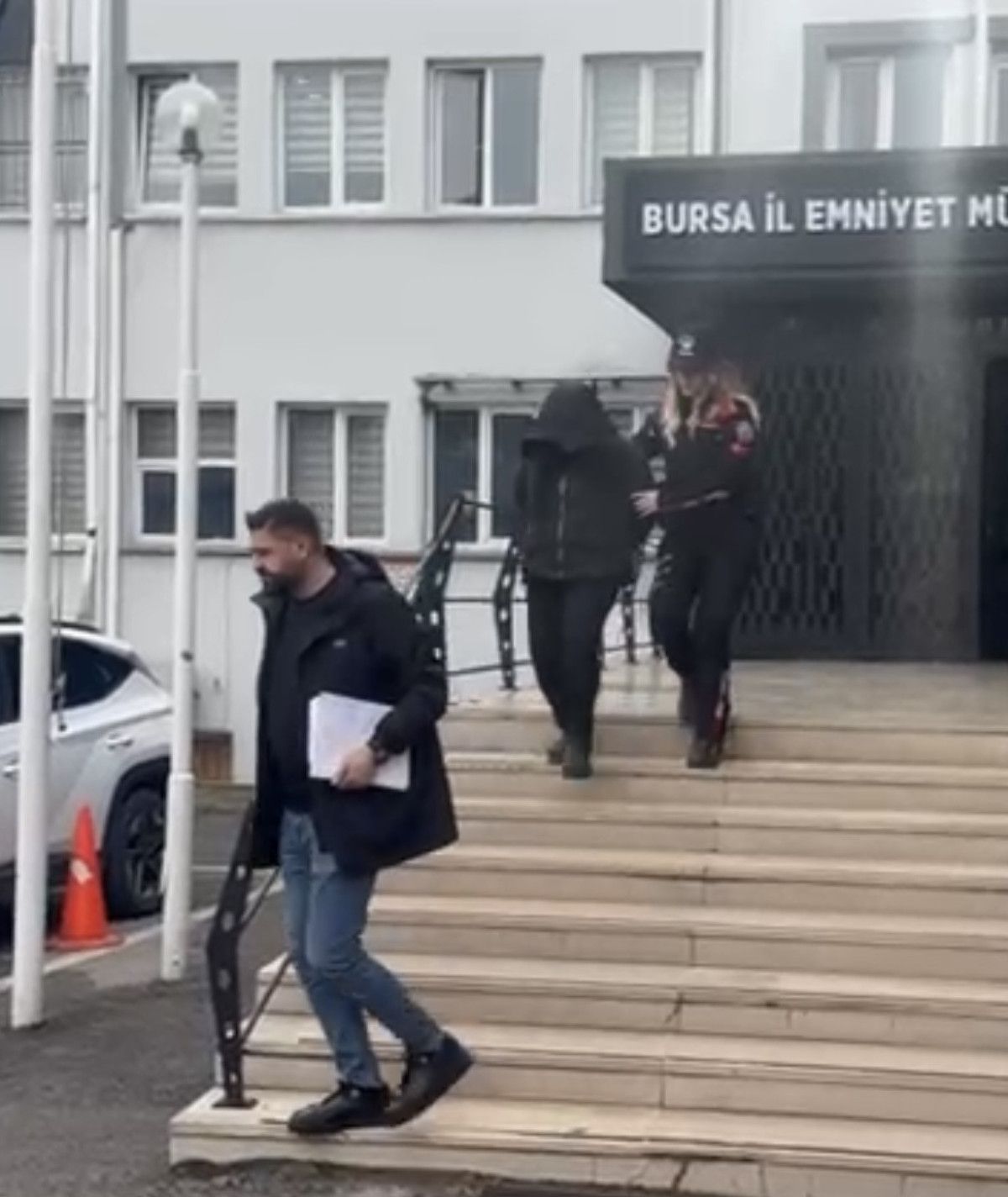 bursada polisim yalaniyla vatandasi 300 bin tl dolandirdi 1 5dsDhI4W