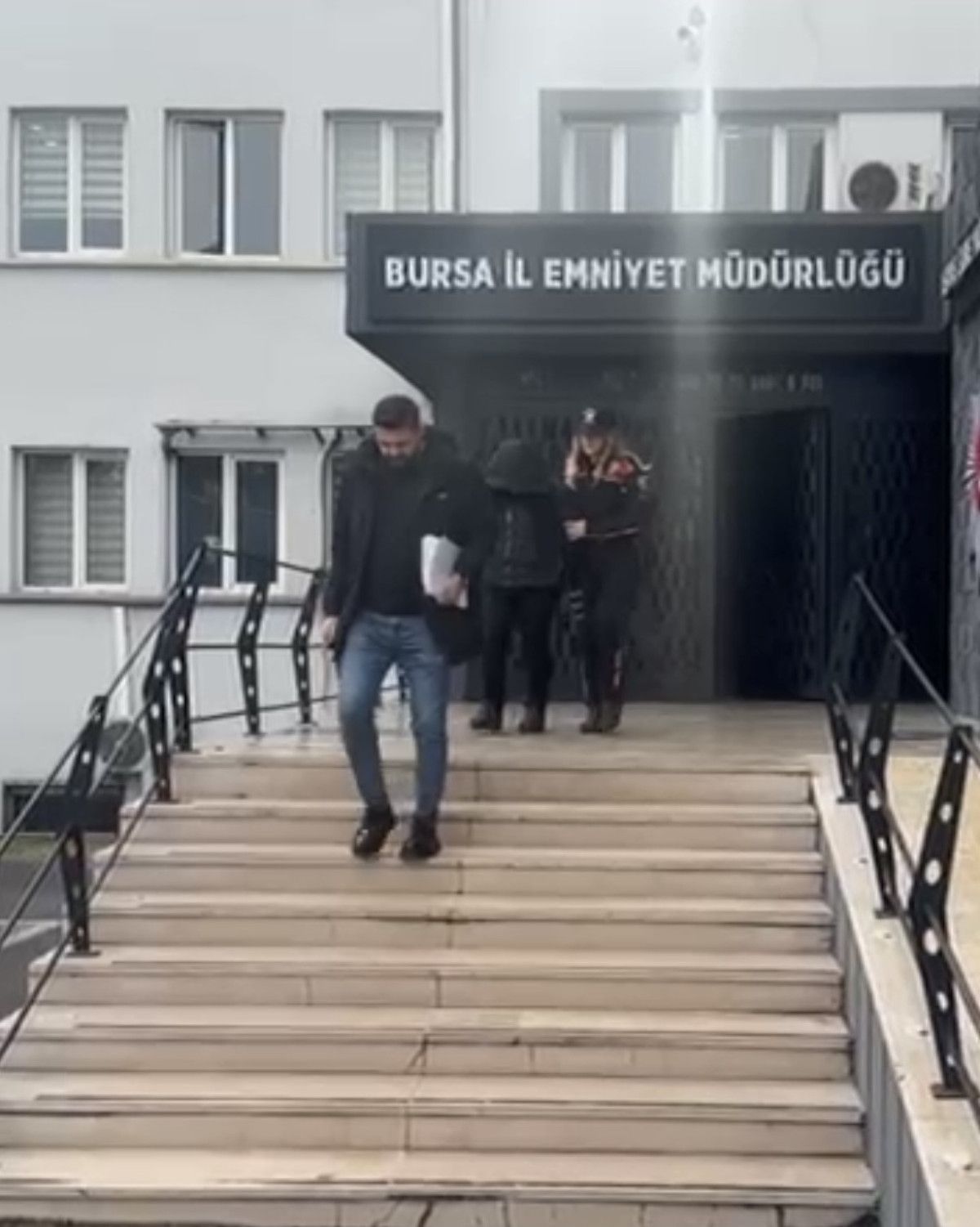 bursada polisim yalaniyla vatandasi 300 bin tl dolandirdi 2 ISuzDHlT