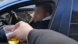 bursada seyir halindeyken alkol alip kadeh tokusturan surucu tepki cekti I9W8HvU2