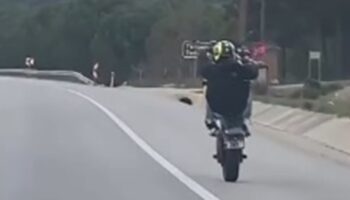 canakkalede tek teker uzerinde giden motosikletli cezadan kacamadi GYXqZtEb