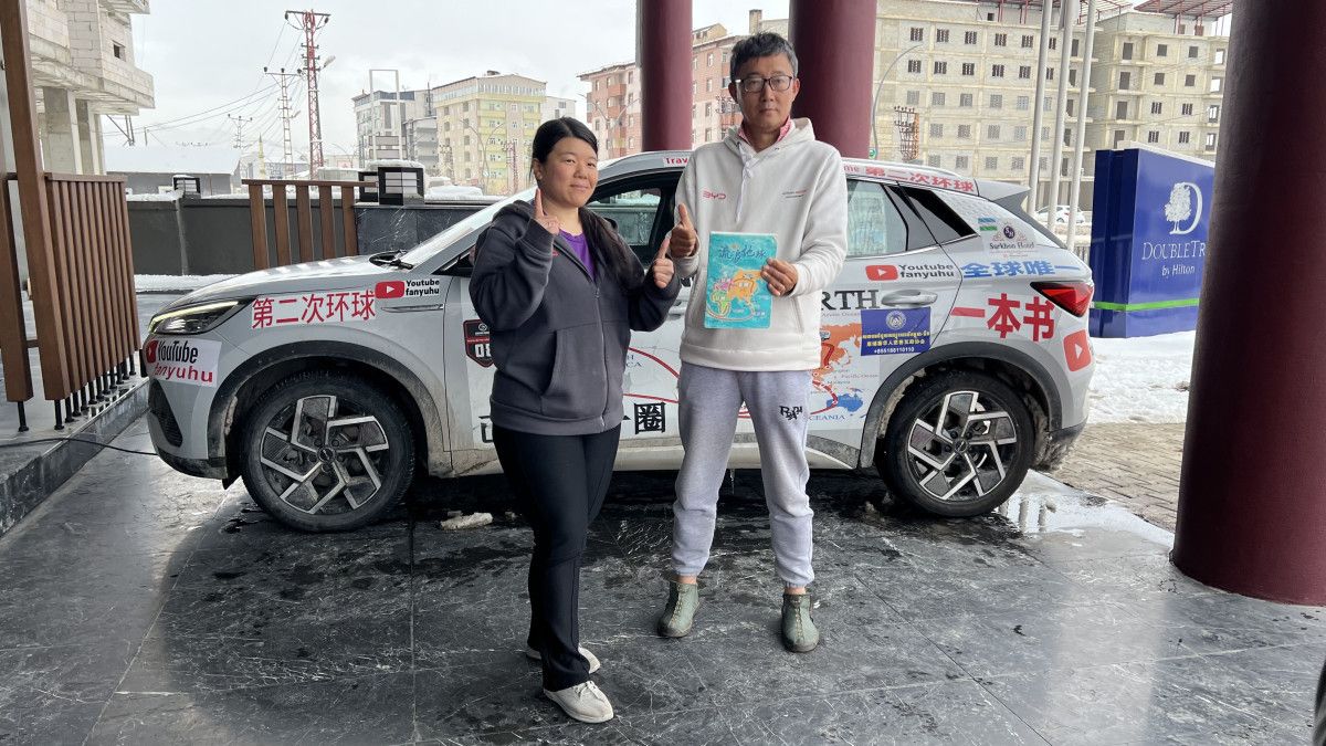 Çinli çift elektrikli araçlarıyla Yüksekova'ya geldi: Hava kirliliğine dikkat çektiler 1 cinli cift elektrikli araclariyla yuksekovaya geldi hava kirliligine dikkat cektiler 0 AdmXyvak