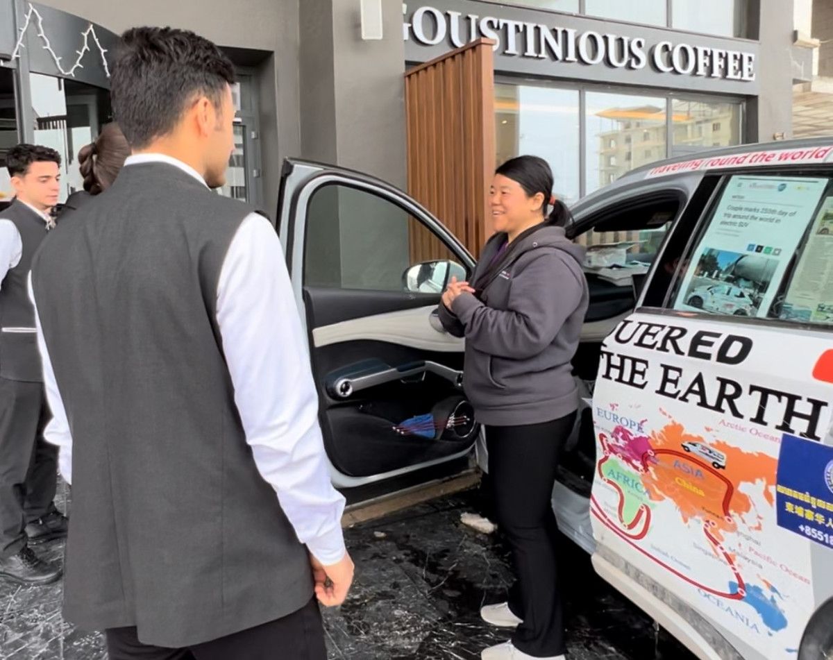 Çinli çift elektrikli araçlarıyla Yüksekova'ya geldi: Hava kirliliğine dikkat çektiler 2 cinli cift elektrikli araclariyla yuksekovaya geldi hava kirliligine dikkat cektiler 1 Q5G1ajwh