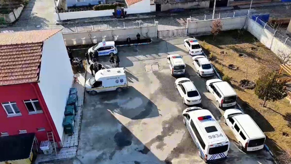 corumda polisten 8 adrese es zamanli operasyon vazolardan uyusturucu cikti 0