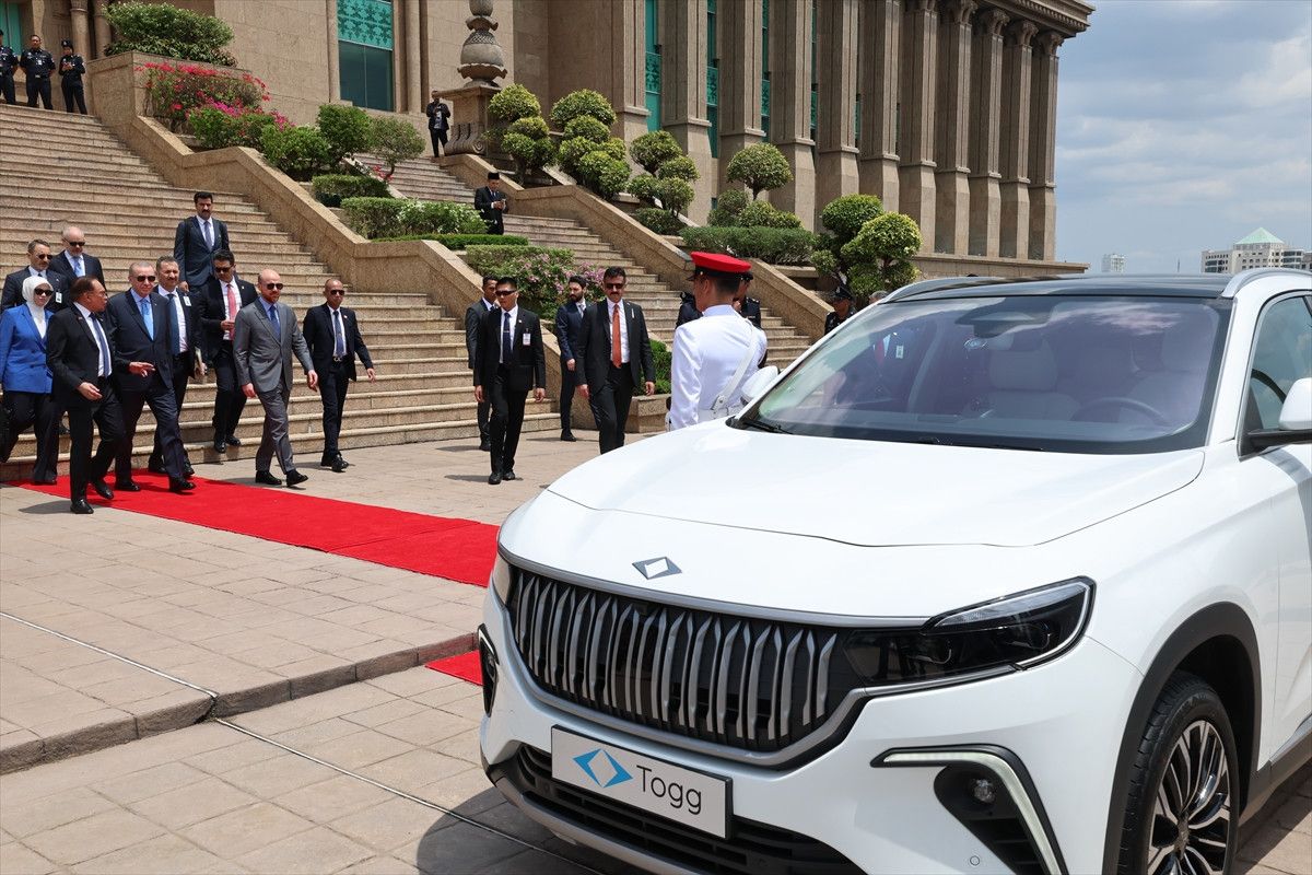 cumhurbaskani erdogan malezya basbakani ibrahime togg hediye etti 2 7fS5y8ed