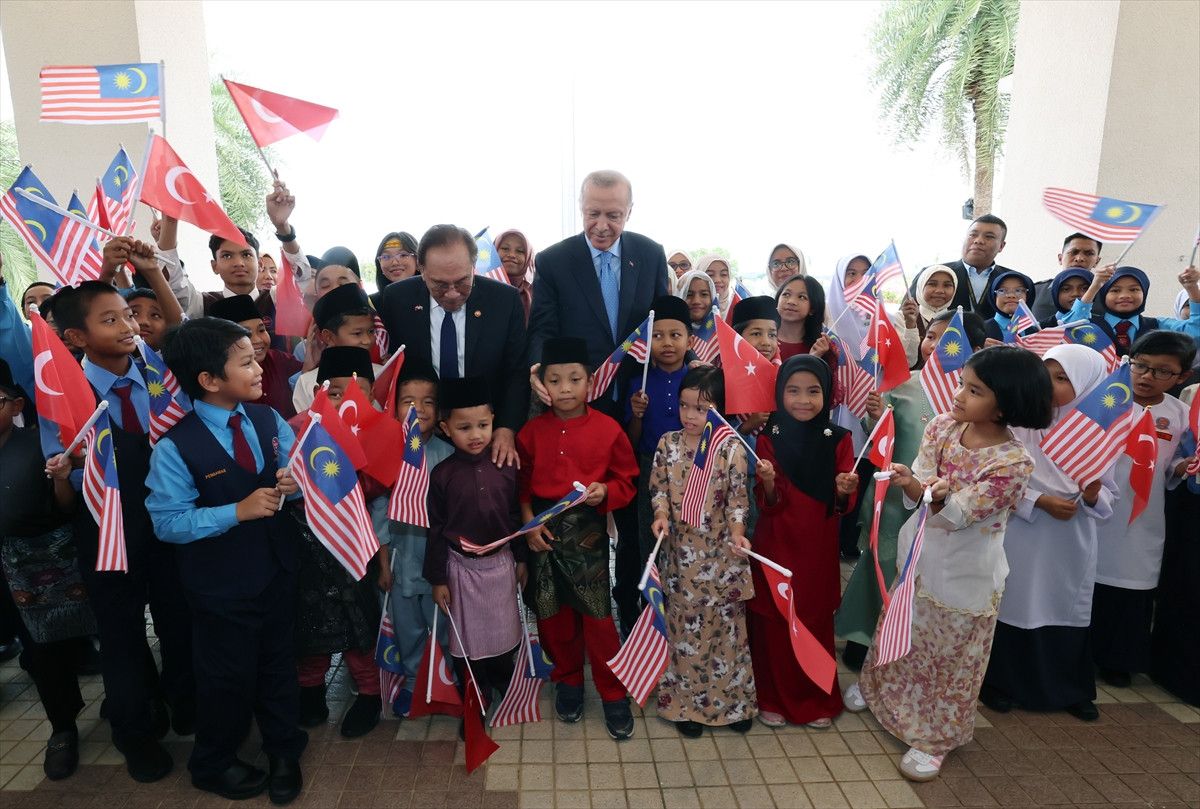 cumhurbaskani erdogan malezya basbakani ibrahime togg hediye etti 4 IupeQHT9