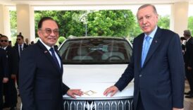 cumhurbaskani erdogan malezya basbakani ibrahime togg hediye etti 5GLwCyJQ