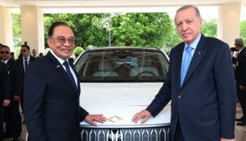 cumhurbaskani erdogan malezya basbakani ibrahime togg hediye etti 5GLwCyJQ