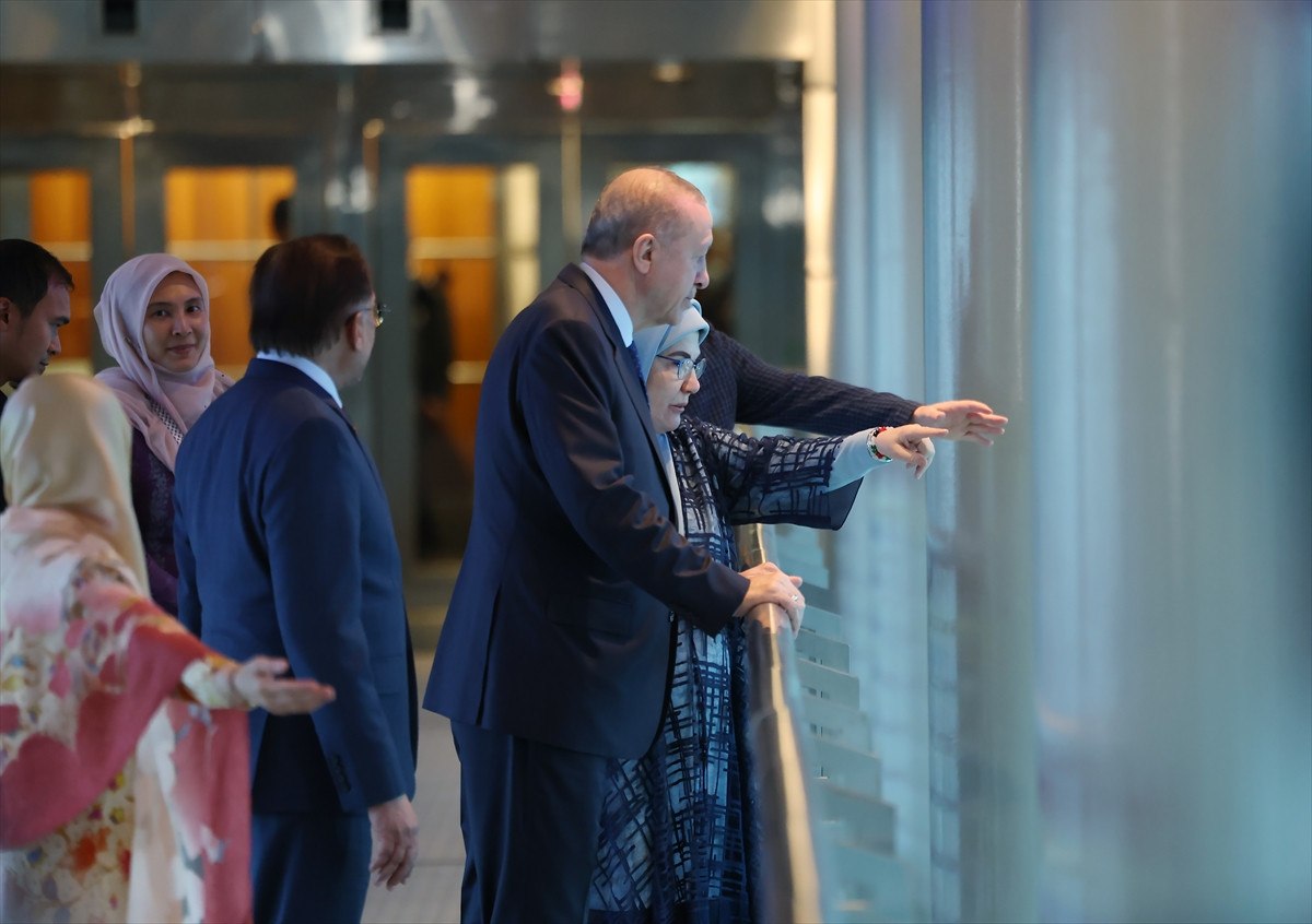 cumhurbaskani erdogan malezyada petronas ikiz kulelerini ziyaret etti 2 tmAQyizy