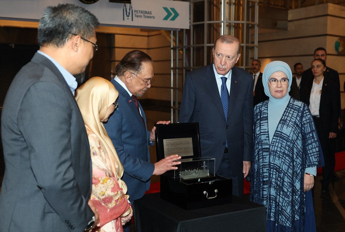 cumhurbaskani erdogan malezyada petronas ikiz kulelerini ziyaret etti 3 fXvuhtWb