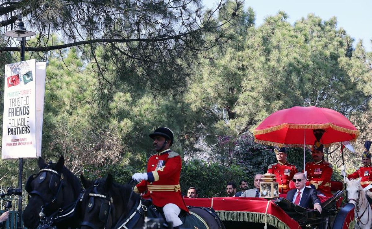 cumhurbaskani erdogan pakistanda resmi yemege faytonla gitti 3 9Vl5hlaL