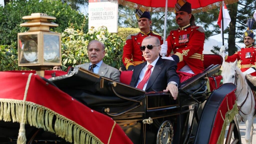 cumhurbaskani erdogan pakistanda resmi yemege faytonla gitti 91nnLeUv