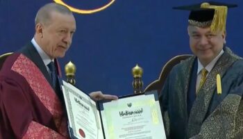 cumhurbaskani erdogana malezyada fahri doktora berati verildi V4vgLLmz