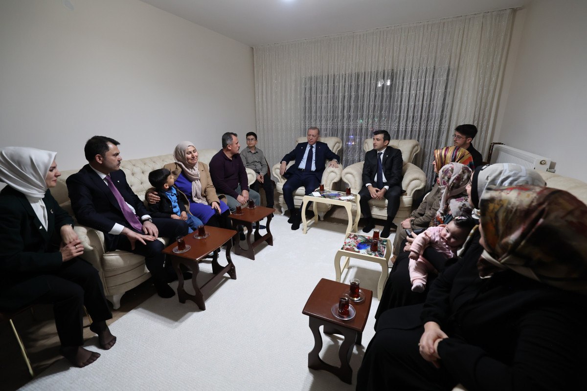 cumhurbaskani erdogandan adiyamanda depremzede bir aileye ziyaret 0 mcimzfA1