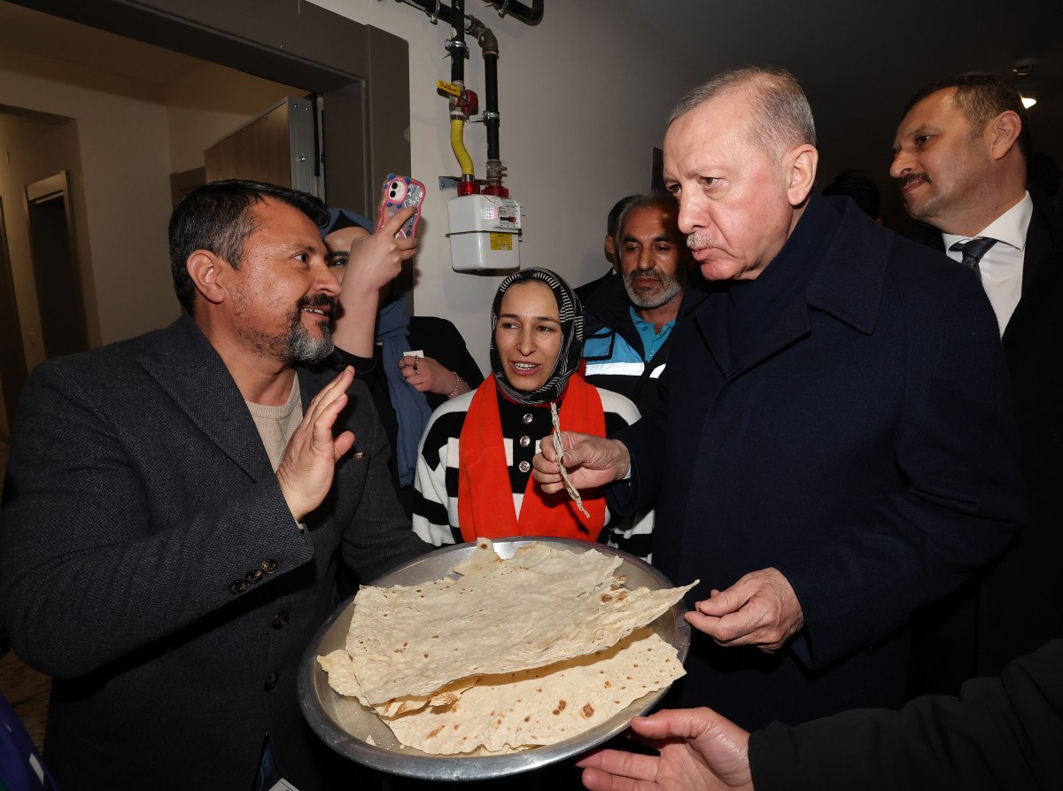 cumhurbaskani erdogandan adiyamanda depremzede bir aileye ziyaret 1 kR3h4K8V