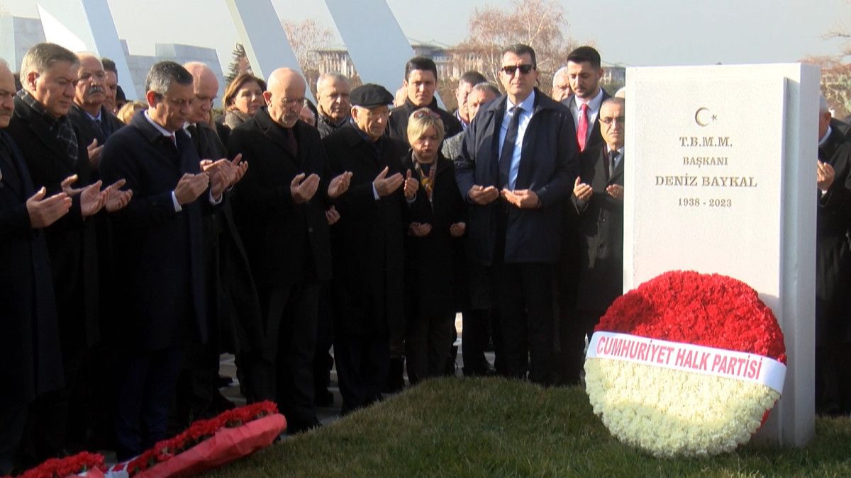 deniz baykal vefatinin ikinci yil donumunde kabri basinda anildi 1 QLjDzIHH