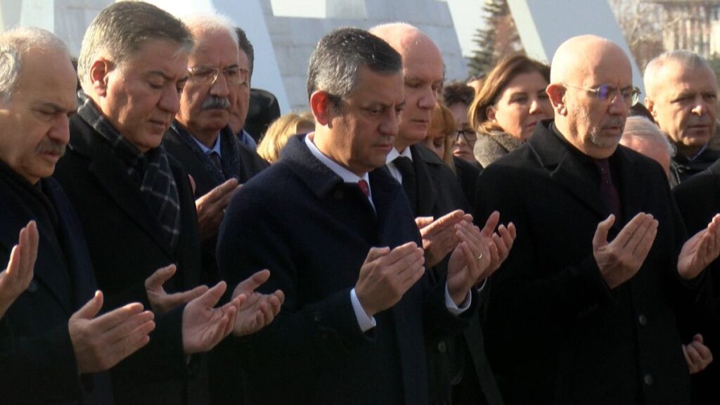deniz baykal vefatinin ikinci yil donumunde kabri basinda anildi tDhNdFOY