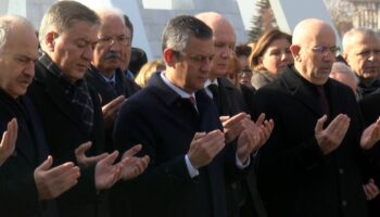 deniz baykal vefatinin ikinci yil donumunde kabri basinda anildi tDhNdFOY