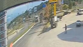 denizlide iki tir kafa kafaya carpisti 6MlURsqE