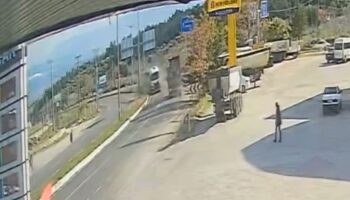 denizlide iki tir kafa kafaya carpisti 6MlURsqE