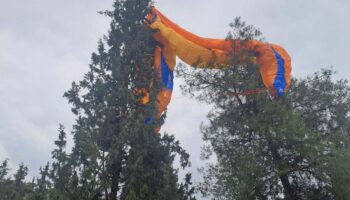 denizlide parasutu agaca takilan pilotu itfaiye kurtardi KJm8pLXS