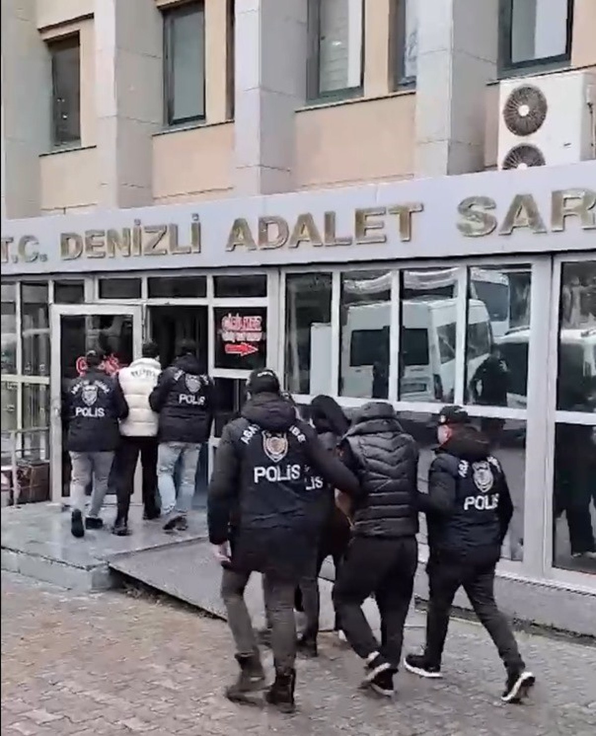 Denizli'de zorla fuhuş yaptırılan 6 kadın kurtarıldı: 2 şüpheli tutuklandı 3 denizlide zorla fuhus yaptirilan 6 kadin kurtarildi 2 supheli tutuklandi 2 Vcit25j8