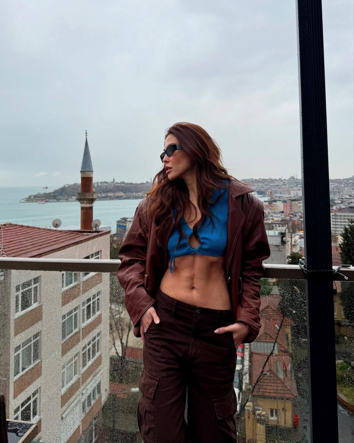 dilara aksuyek balkon pozu elestirileri tiye aldi 4 cLbZzhb1