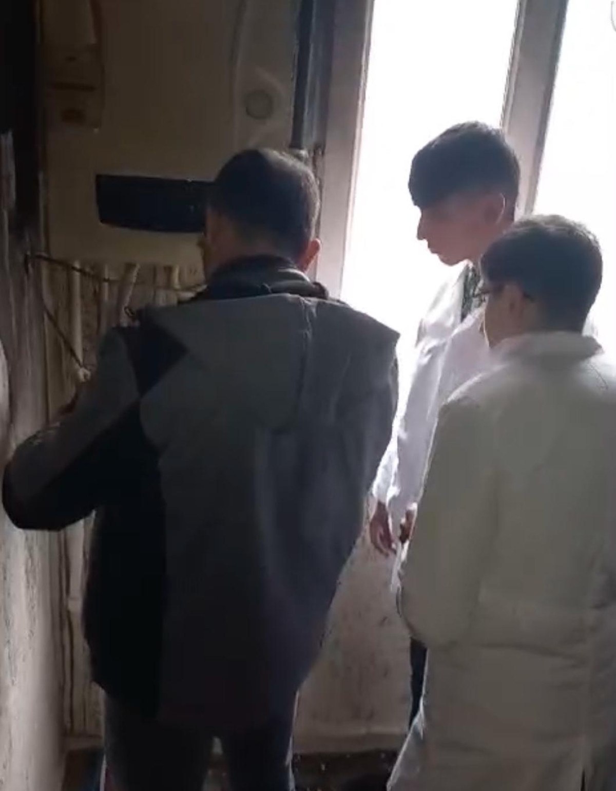 Diyarbakır'da meslek lisesi öğrencilerinden evi yanan aileye destek 2 diyarbakirda meslek lisesi ogrencilerinden evi yanan aileye destek 1 iXVam9Y6