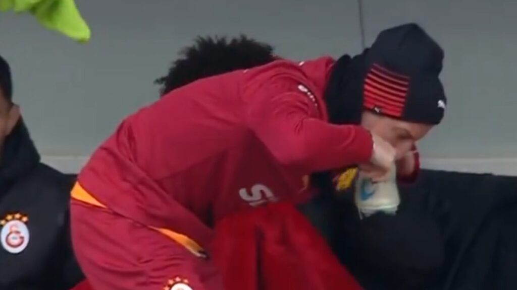 dries mertens kramponlarini isitti DBDuh4pz