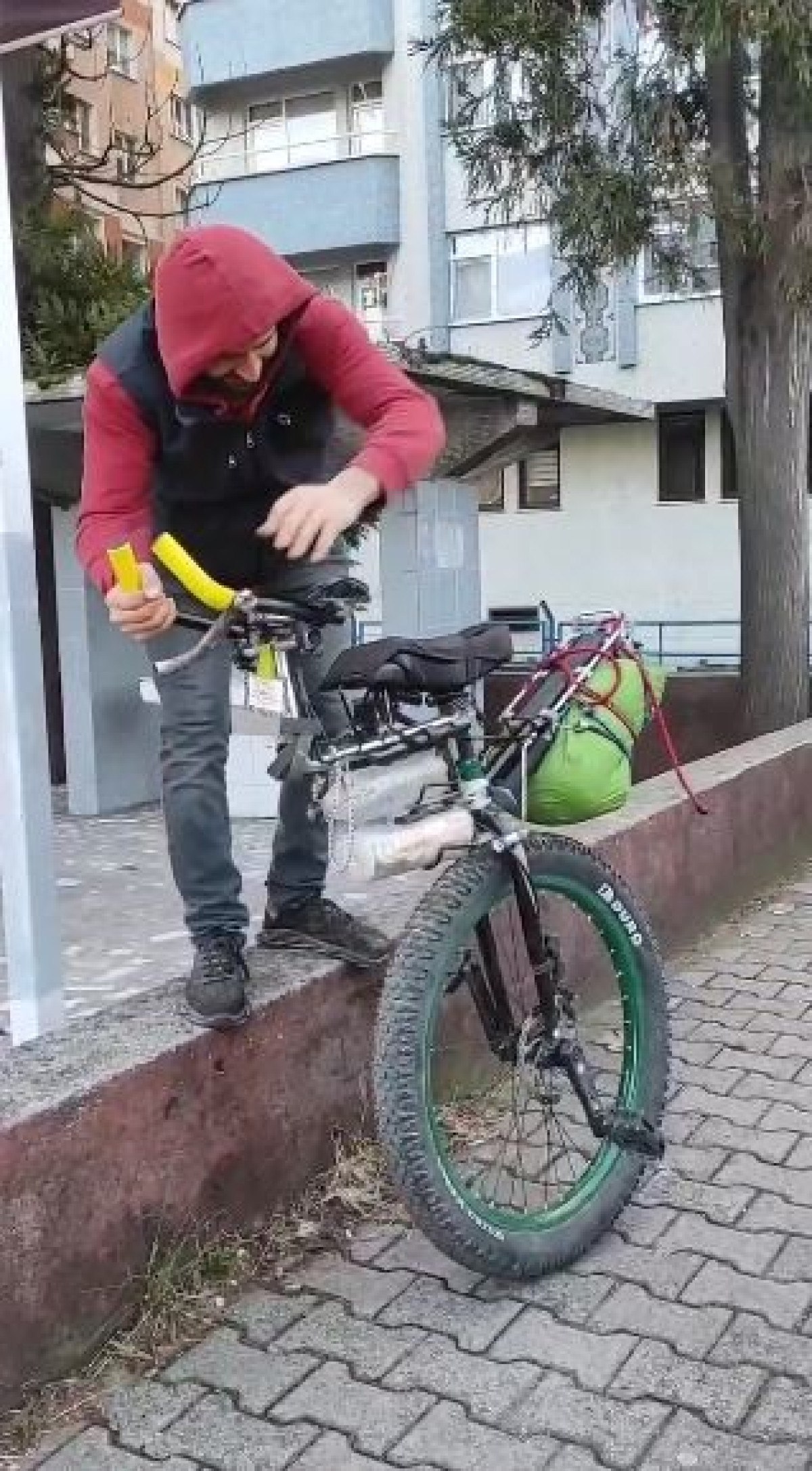 dunyayi tek tekerli bisikletle gezen turist artvinde misafir edildi 2 iEfWk49b