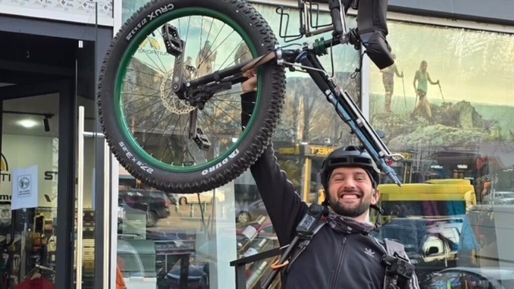 dunyayi tek tekerli bisikletle gezen turist artvinde misafir edildi 4nZc6iVv