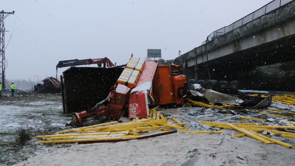Düzce'de çarpışan araçlar köprüden uçtu 4 duzcede carpisan araclar kopruden uctu 3 YQta9Sbs