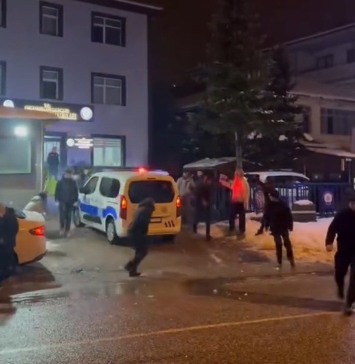 Düzce'deki gençler, polislerle karakolda kar topu savaşına tutuştu 1 duzcedeki gencler polislerle karakolda kar topu savasina tutustu 0