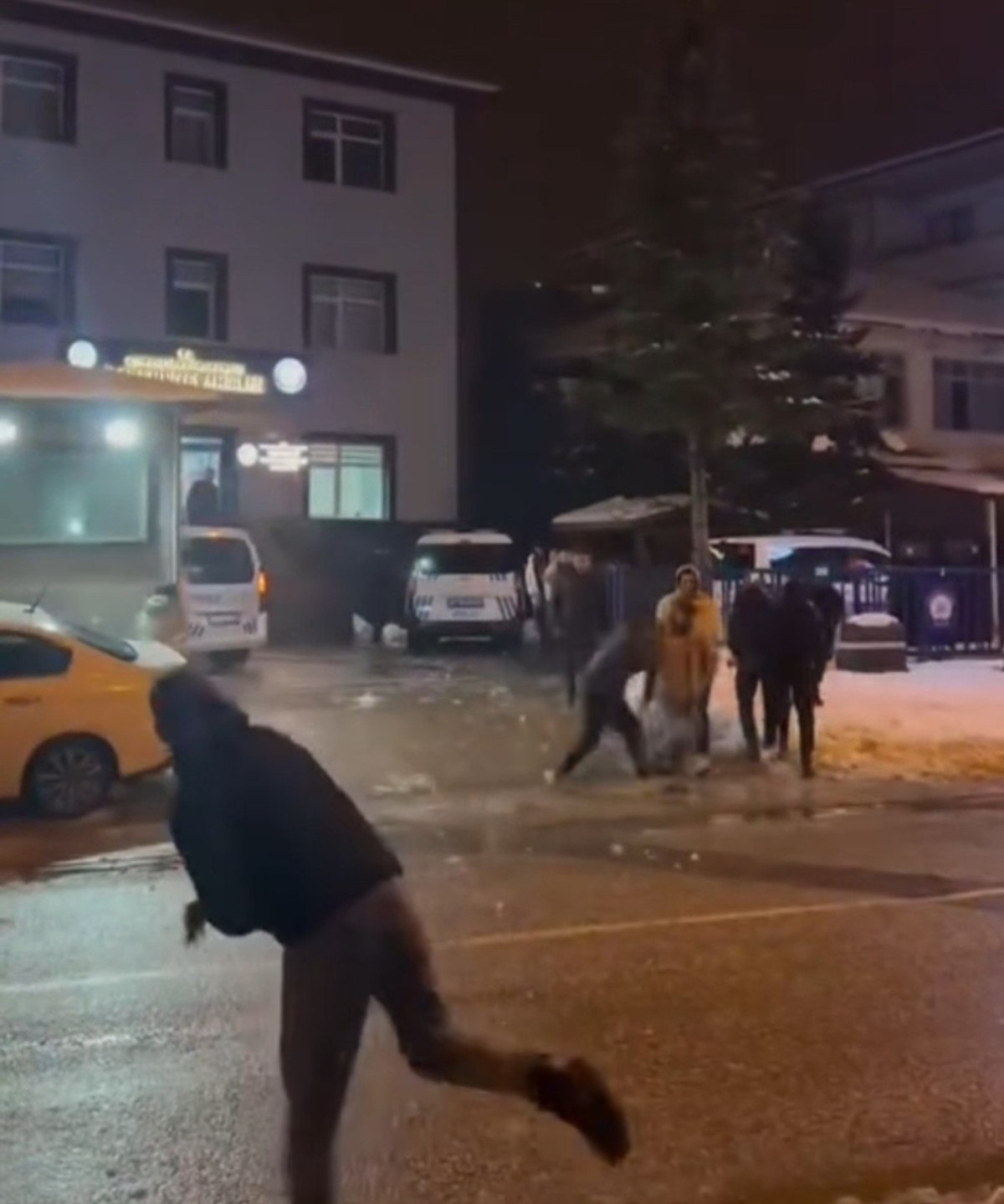 Düzce'deki gençler, polislerle karakolda kar topu savaşına tutuştu 2 duzcedeki gencler polislerle karakolda kar topu savasina tutustu 1 mDwVL4FN