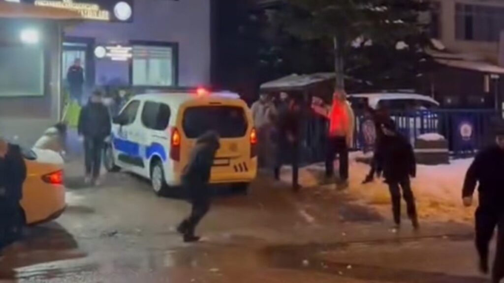 duzcedeki gencler polislerle karakolda kar topu savasina tutustu 893HrxmS