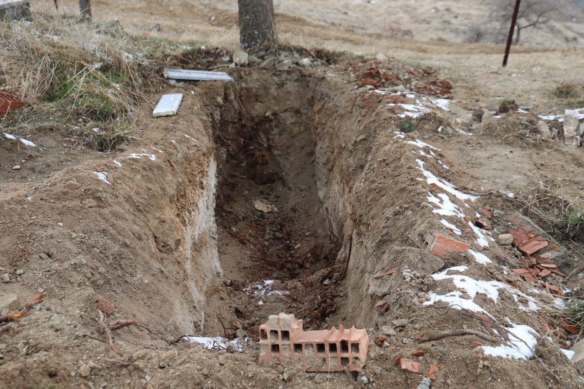 elazigda 35 kabrin bulundugu mezarlikta heyelan cenazeler tasindi 0 MZcuAsdj