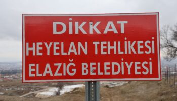 elazigda 35 kabrin bulundugu mezarlikta heyelan cenazeler tasindi SWDITSCH