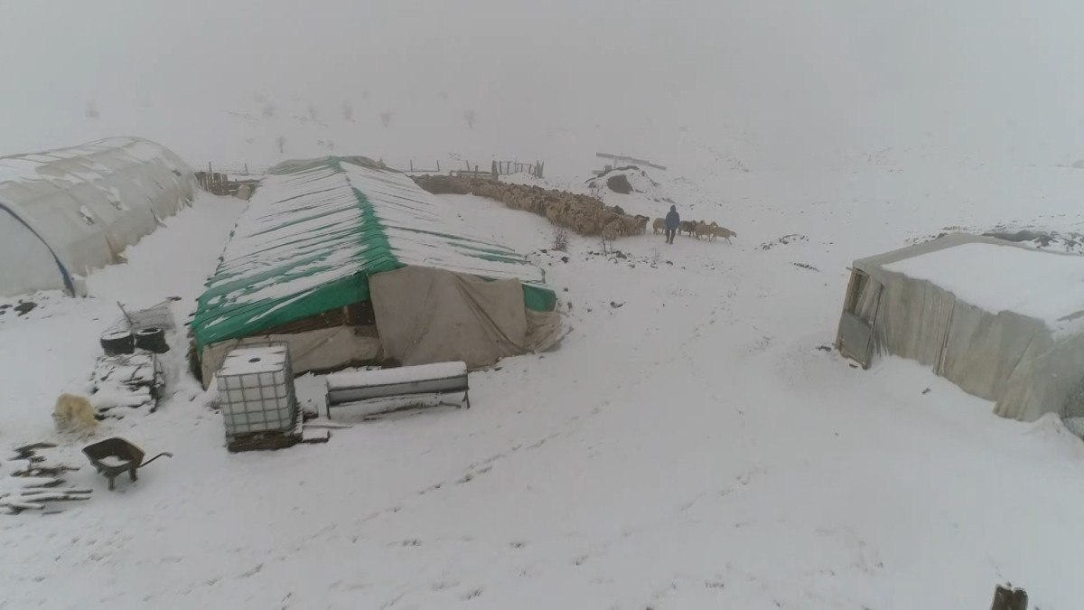 Elazığ'da göçerlerin zorlu kış şartlarında yaşamı 3 elazigda gocerlerin zorlu kis sartlarinda yasami 2 XE28DaVE