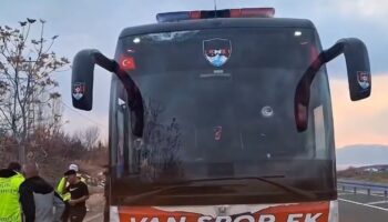 elazigda vansporun takim otobusune tasli saldiri rD2XzzQe