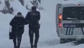 erzincanda karda mahsur kalanlarin yardimina polisler yetisti DOIy1gHz