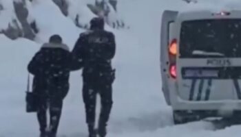 erzincanda karda mahsur kalanlarin yardimina polisler yetisti DOIy1gHz