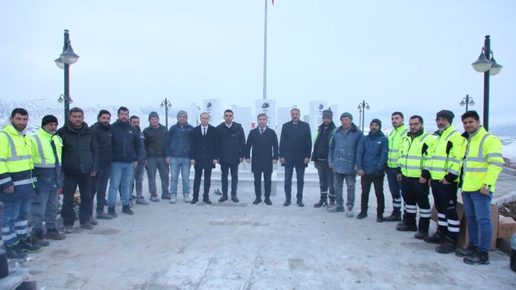 erzincanda maden kazasinda olen isciler adina anit mezar GQRijjZK